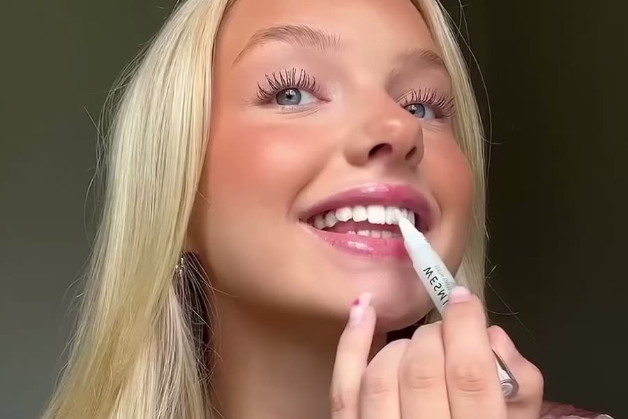 Ella Holmberg penslar på gelen med pennan
