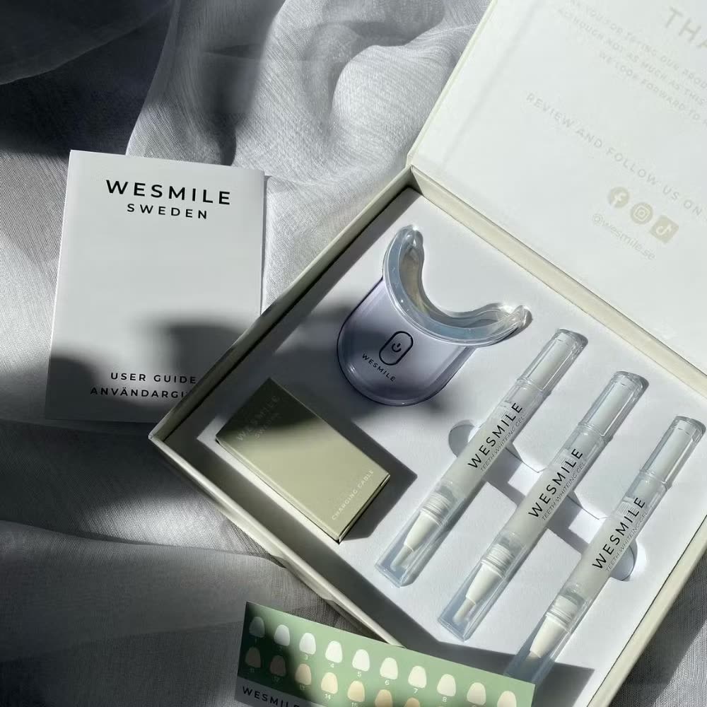 WeSmiles tandblekningskit, öppnat: LED-bettskena, tre gelpennor och nyansskalan