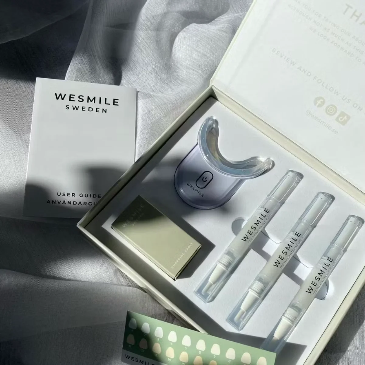 Allt i asken: LED-booster med mjuk bettskena, tre gelpennor, nyansskala och bruksanvisning