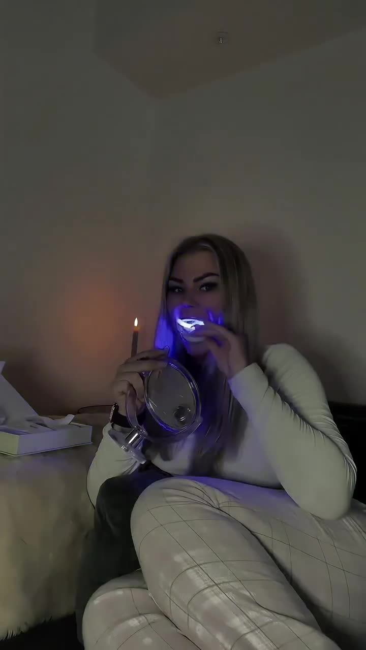 Jill Larsson använder kitet i soffan