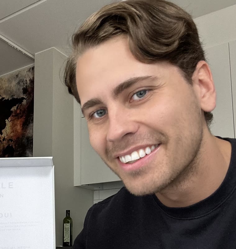 Christoffer Gustavsson ler bredvid det öppnade tandblekningskitet
