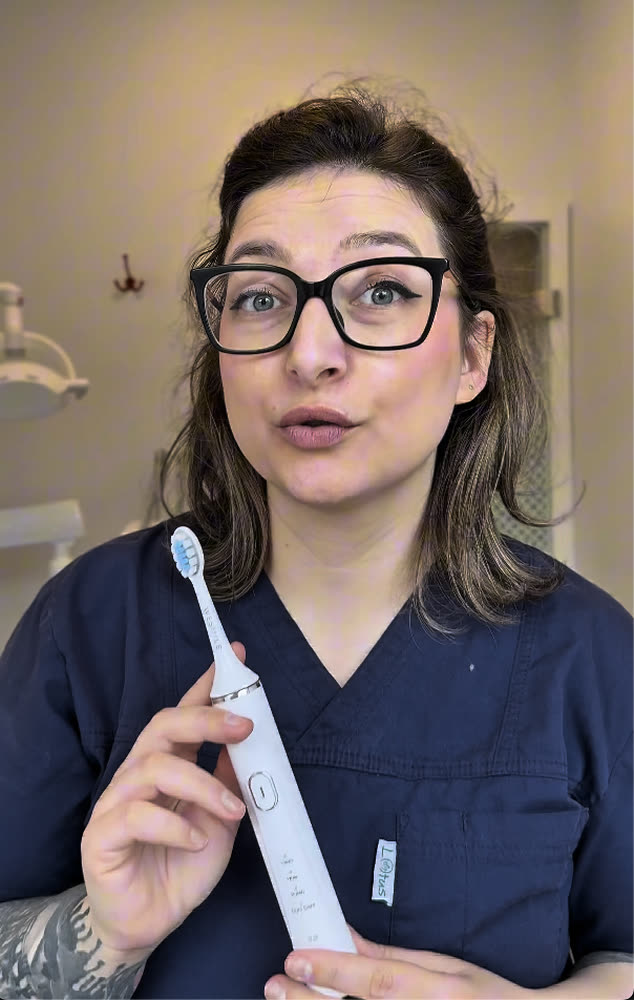 Denisa Romanescu, tandhygienist, med WeSmiles Sonic eltandborste på sin klinik