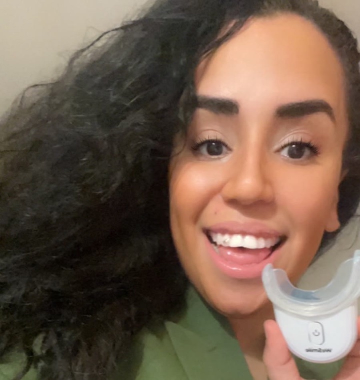 Mohiba Talhaoui ler och håller upp WeSmiles LED-bettskena